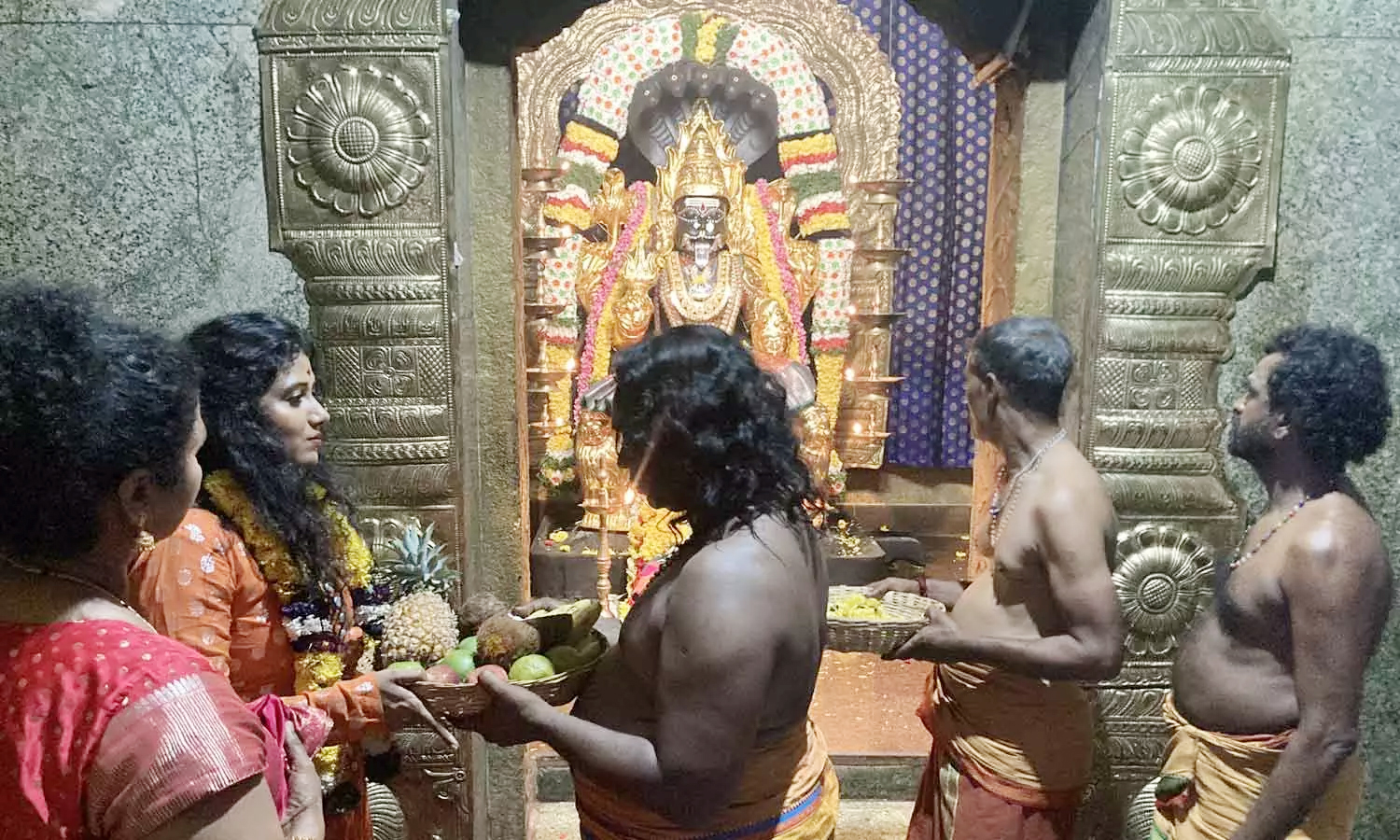 நடிகை ஷில்பா மஞ்சுநாத் அவரது குடும்பத்தினருடன் கலந்து கொண்டு பிரத்யங்கிரா தேவி கோவிலில் மிளகாய் வத்தல் யாகம்!!
