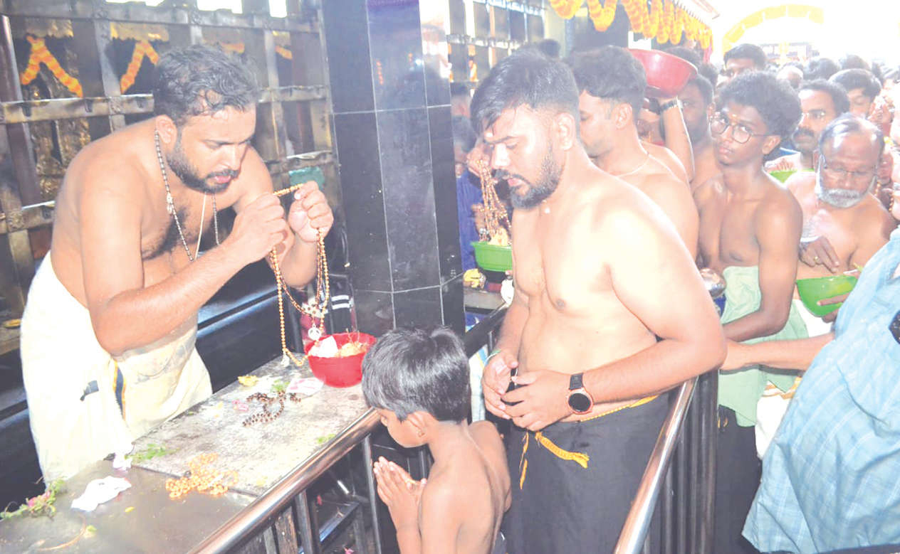 கோவை சித்தாபுதூரில் உள்ள ஐயப்பன் கோவிலில் பக்தர்கள் மாலை!!