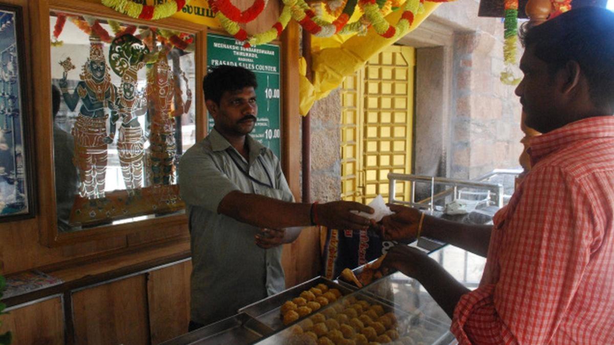 மதுரை மீனாட்சியம்மன் கோயிலில் பிரசாதப் பொருட்களின் விலை உயர்வை திரும்பப் பெற வேண்டும் – இந்து மக்கள் கட்சி கோரிக்கை!!