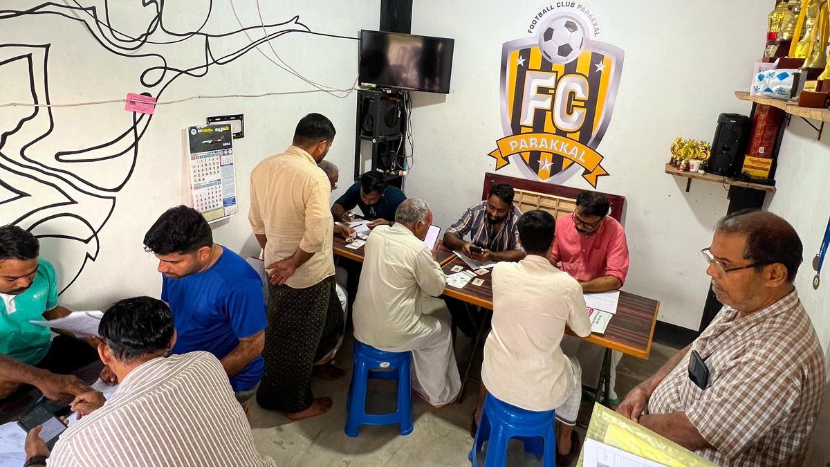 உள்ளாட்சி அமைப்புகளுக்கு தேர்தல் நடத்த இருப்பதால் தங்கள் மாநிலத்தில் சிறப்பு தீவிர திருத்தத்தை ஒத்திவைக்கக் கோரி உச்ச நீதிமன்றத்தில் கேரளா மனு!!