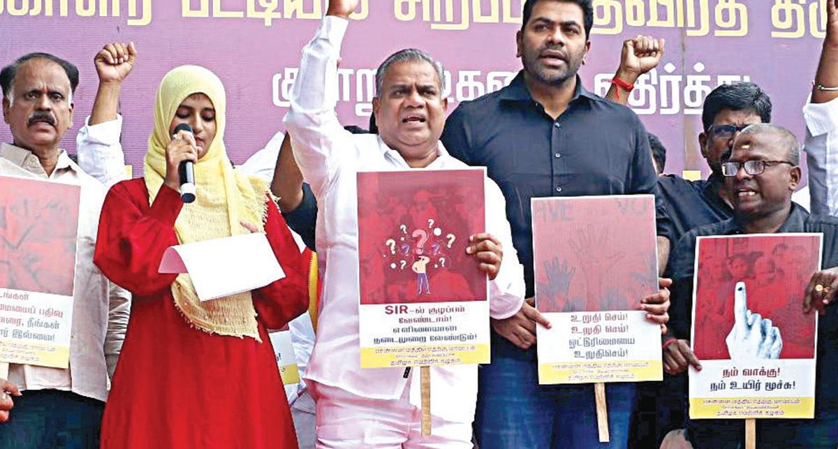 வாக்காளர் பட்டியல் சிறப்பு தீவிர திருத்தத்தை (எஸ்ஐஆர்) கண்டித்து தமிழகம் முழுவதும் மாவட்டத் தலைநகரங்களில் நேற்று ஆர்ப் பாட்டத்தில் ஈடுபட்ட தவெகவினர்!!