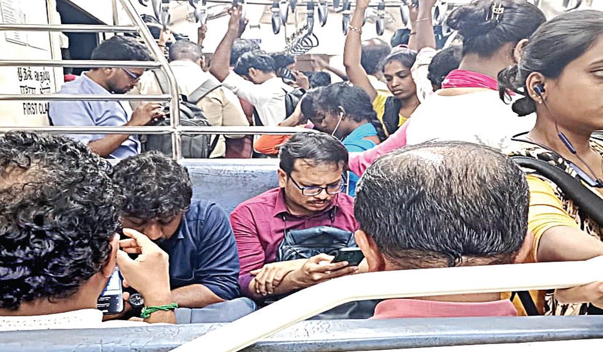 சென்னை மின்சார ரயில் பெண் பயணிகள் கூட்ட நெரிசலில் நின்றபடி பயணிக்கும் அவலநிலை உள்ளது – நடவடிக்கை எடுக்க பயணிகள் கோரிக்கை!!