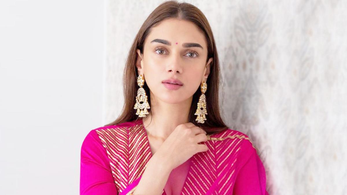 எனது பெயர் மற்றும் புகைப்படங்களைப் பயன்படுத்தி வாட்ஸ்-அப்பில் ஒருவர் மோசடி செய்து வருகிறார் – நடிகை அதிதி ராவ் எச்சரிக்கை!!