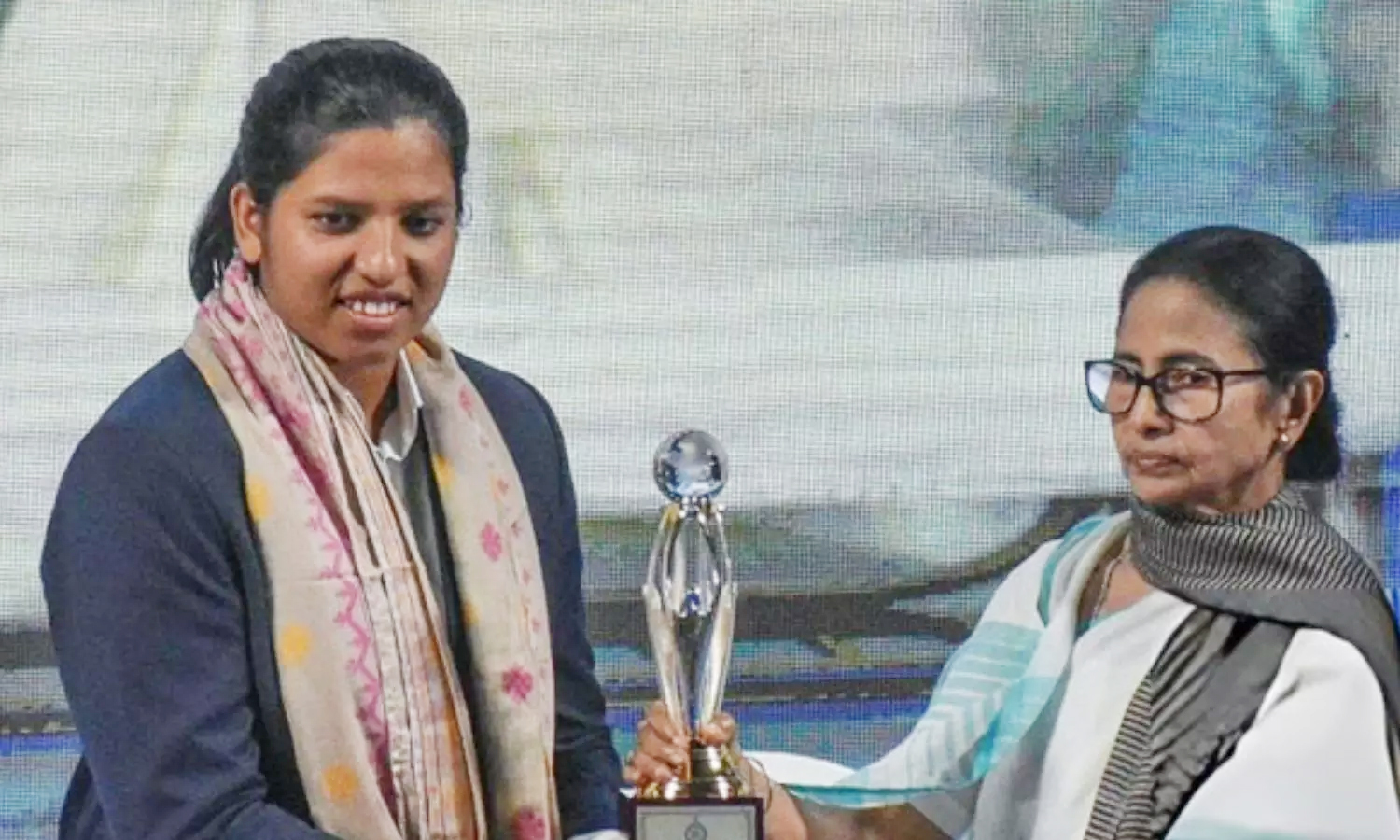 இந்திய மகளிர் அணி கிரிக்கெட் வீராங்கனை ரிச்சா கோஷ் பெயரில் ஒரு மைதானத்தை பரிசளிக்க விரும்புகிறோம் – மம்தா பானர்ஜி அறிவிப்பு!!