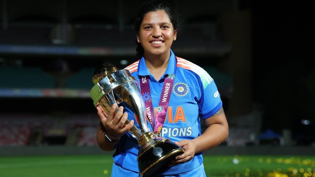 ஐசிசி மகளிர் ஒரு​நாள் கிரிக்​கெட் உலகக் கோப்​பையை வென்ற இந்​திய அணி​யில் இடம்​பிடித்​துள்ள மேற்கு வங்​க கிரிக்கெட் சங்கம் சார்பில் வீராங்கனை ரிச்சா கோஷுக்கு தங்க மட்​டை, பந்து!!