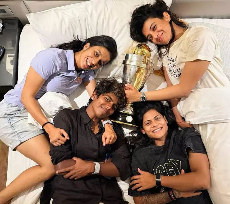 உலக கோப்பையுடன் தூங்கும் இந்திய வீராங்கனைகள் – புகைப்படம் வைரல்!!