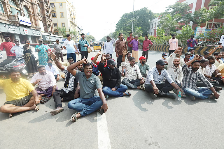 சமவேலைக்கு சமஊ​தி​யம் வழங்​கக்​கோரி சென்னை எழும்பூரில் உள்ள மாவட்ட முதன்மை கல்வி அலுவலகத்தை முற்​றுகை​யிட்ட இடைநிலை ஆசிரியர்கள் !!