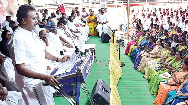 இன்றைய சூழலில் திமுக-வை குறைத்து மதிப்பிடக்கூடாது – கட்சியினரை எச்சரித்த வேலுமணி!!