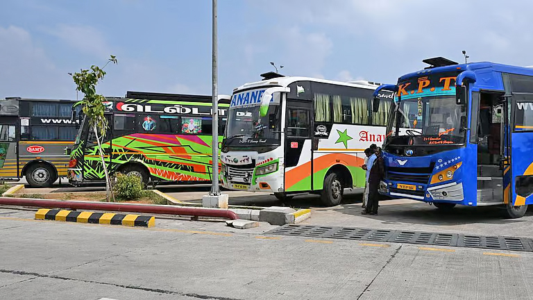 சென்​னை​யில் இருந்து கோவைக்கு படுக்கை வசதி கொண்ட குளிர்​சாதன பேருந்துகளில் ரூ.3 ஆயிரம் வரை கட்​ட​ணம் வசூலிக்கப்படு​கிறது!!
