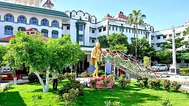 தமிழகத்தில் மது விற்பனைக்கு கட்டுப்பாடு விதிக்க கோரும் மனுவை மது விலக்கு ஏடிஜிபி பரிசீலிக்க உயர் நீதிமன்ற கிளை உத்தரவு!!