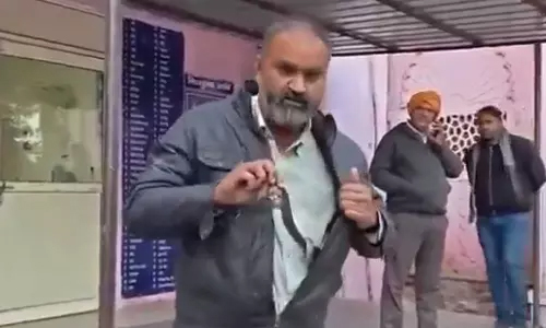 கடித்த பாம்புடன் வந்த ரிக்ஷா டிரைவர்- மருத்துவமனையில் பரபரப்பு…