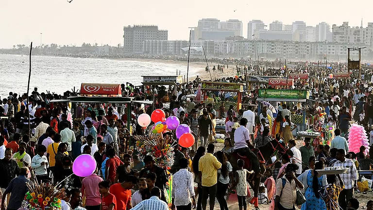 காணும் பொங்கல் பாது​காப்​புப் பணி​யில் சென்​னை​யில் 16 ஆயிரம்            போலீ​ஸார் – மெரினாவில் குளிக்க தடை!!
