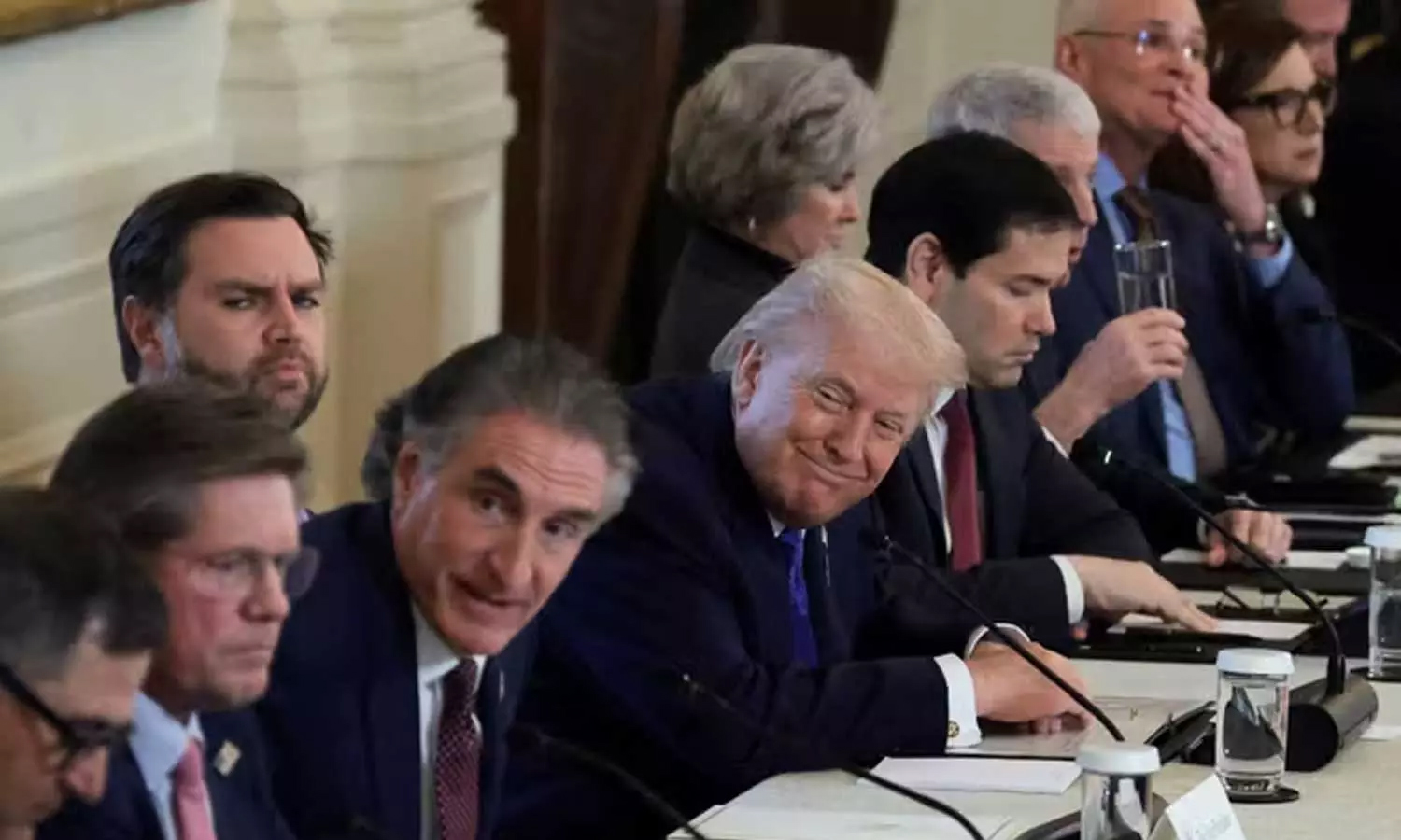 வெனிசுலா விவகாரம்: அமெரிக்க எண்ணெய் நிறுவன தலைவர்களுடன் டிரம்ப் வெள்ளை மாளிகையில் ஆலோசனை !!