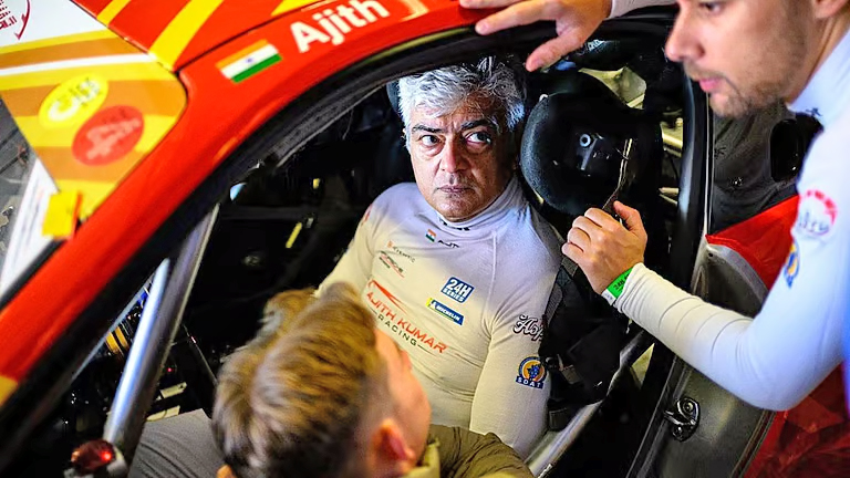 நான் வாழ்க்​கை​யில் சிறப்​பாக இருக்க வேண்​டும் என்று எப்​படி ரசிகர்கள் விரும்​பு​கிறார்களோ, அதேபோல அவர்​களும் தங்​கள்​ வாழ்க்​கை​யில்​ முன்​னேற வேண்​டும்​ – அஜித்குமார் அட்வைஸ்!!