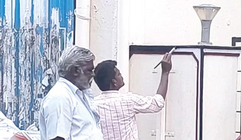 ஓ.பன்​னீர்​செல்​வம் வீட்​டின் இரும்​புக் கதவில் பொருத்​தப்​பட்​டிருந்த ஜெயலலிதா உரு​வப்​படம், இரட்டை இலை சின்​னம் ஆகியவை இயந்​திரம் மூலம் வெட்டி அகற்றம்!!