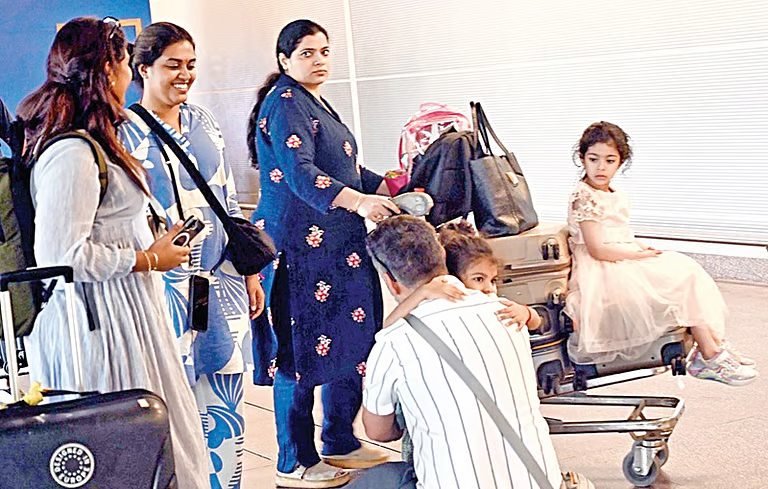 துபாயில் இருந்து புறப்​பட்ட 2-வது விமானத்​தில் 364 பயணி​கள் சென்னை வந்து சேர்ந்​தனர்!!