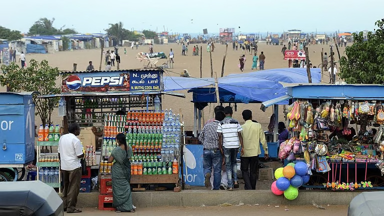 மெரினாவை ஆக்​கிரமித்​திருந்த கடைகள் மாஃபி​யாக்​களின் கட்​டுப்​பாட்​டில் இருந்​த​தாக சென்னை உயர் நீதி​மன்ற நீதிப​தி​கள் பகிரங்​க​மாக குற்றச்சாட்டு!!