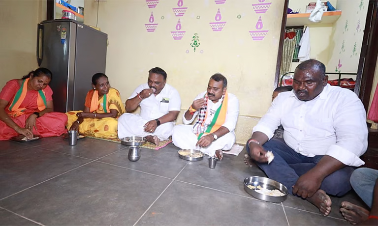 வாக்கு சேகரிப்பின்போது மக்களுடன் அமர்ந்து உணவருந்திய எல்.முருகன் !!