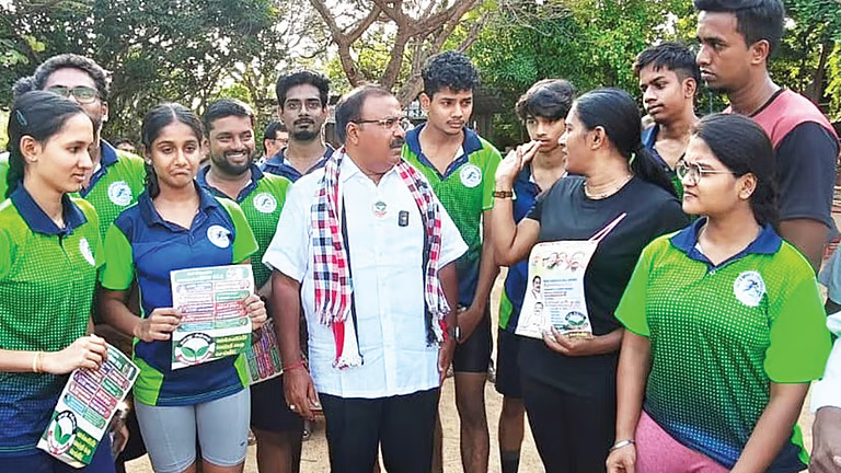 விளையாட்டு வீரர்களிடம் வாக்கு சேகரித்த ஐஜேகே வேட்பாளர் வி.வெங்கடேசன்!!