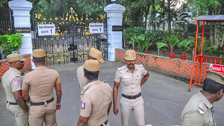 ஆளுநர் மாளிகை முற்​றுகை​யிடும் போராட்​டம் !! மாதர் அமைப்பினர் கைது…