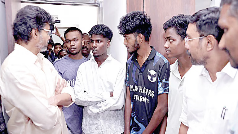 சை​தாப்​பேட்​டை​யில் உள்ள எம்​. சி. ராஜா சமூக நீதி மாணவர் விடு​தி​யில் முதல்​வர் விஜய் திடீர் ஆய்வு !!