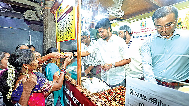 திரு​வல்​லிக்​கேணி பார்த்​தசா​ரதி சுவாமி கோயி​லில், நிர்​வாகம் சார்​பில் தயாரிக்​கப்​படும் பிரசாதங்​களை பக்​தர்​களுக்கு வழங்​கும் திட்​டத்தை தொடங்கி வைத்​த அமைச்சர் ரமேஷ் !!
