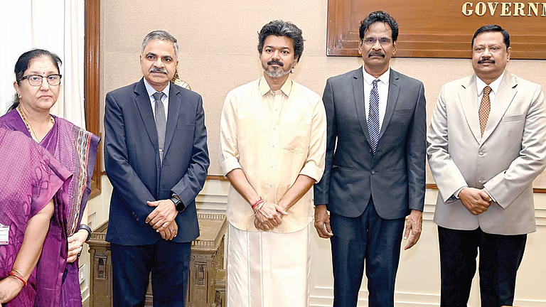 தமிழ்​நாடு ரியல் எஸ்​டேட் ஒழுங்​கு​முறை குழு​மத்​தின் தலை​வ​ராக பணீந்​திர ரெட்டி நியமனம்: முதல்வர் விஜய்யை சந்​தித்து வாழ்த்து!!